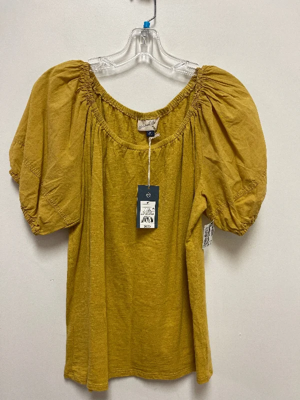 Top Short Sleeve By Universal Thread In Yellow, Size: M